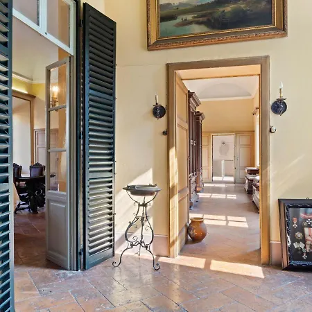 Charming In With Garden And Fireplace *