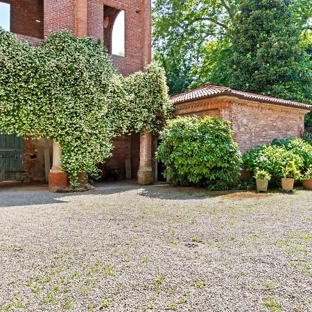 Charming In With Garden And Fireplace *