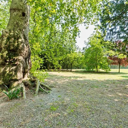 Charming In With Garden And Fireplace *